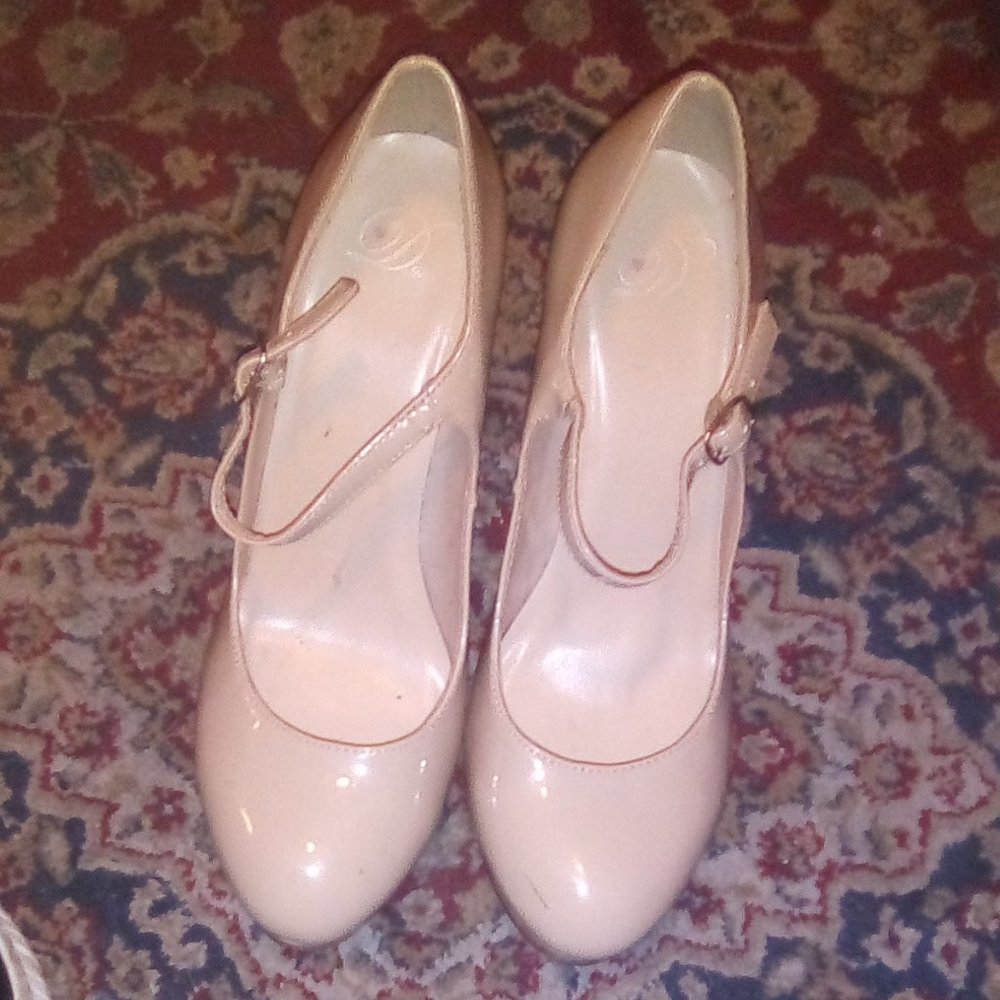 Heart in D tan platform patent Mary Jane pumps
